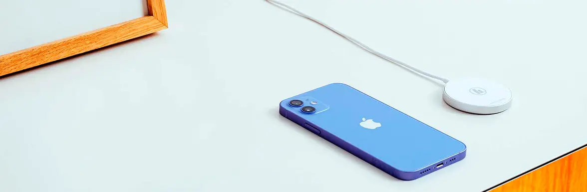 iPhone inductive charging: iPhone with an induction charger